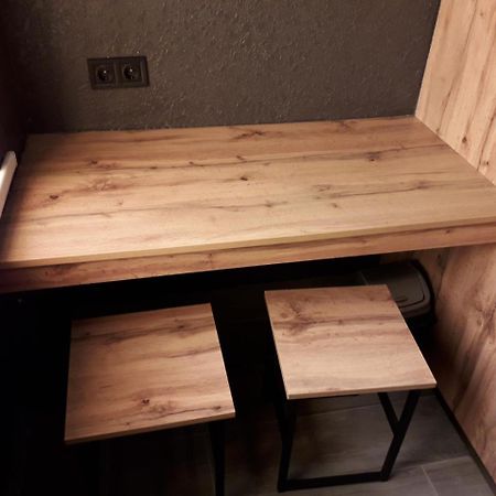 Full House Capsule Hostel Rivne Eksteriør billede A table made of wood