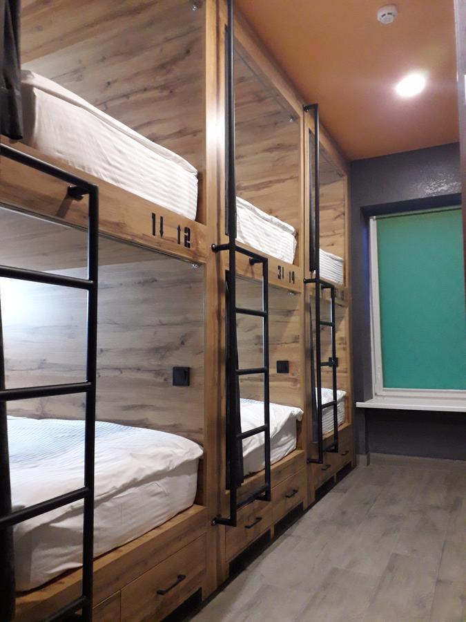 Full House Capsule Hostel Rivne Eksteriør billede