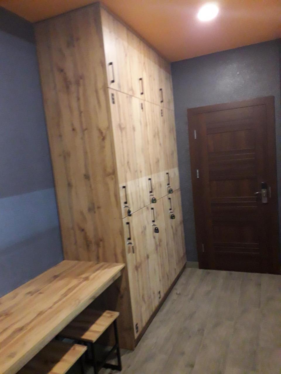 Full House Capsule Hostel Rivne Eksteriør billede Lockers in a gym