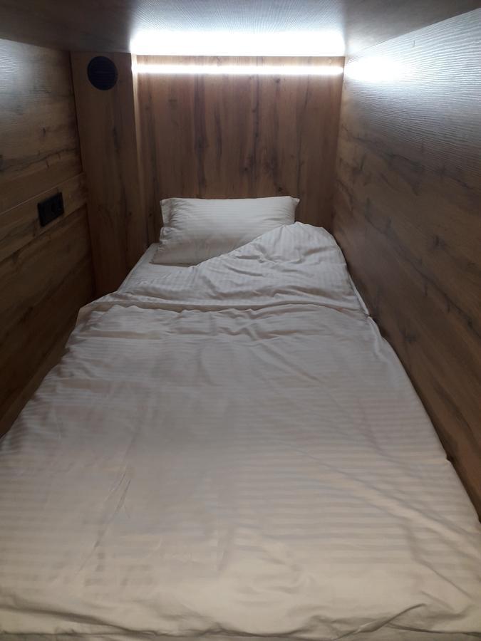 Full House Capsule Hostel Rivne Eksteriør billede A futon