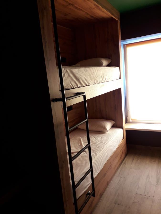 Full House Capsule Hostel Rivne Eksteriør billede A bunk bed with a ladder