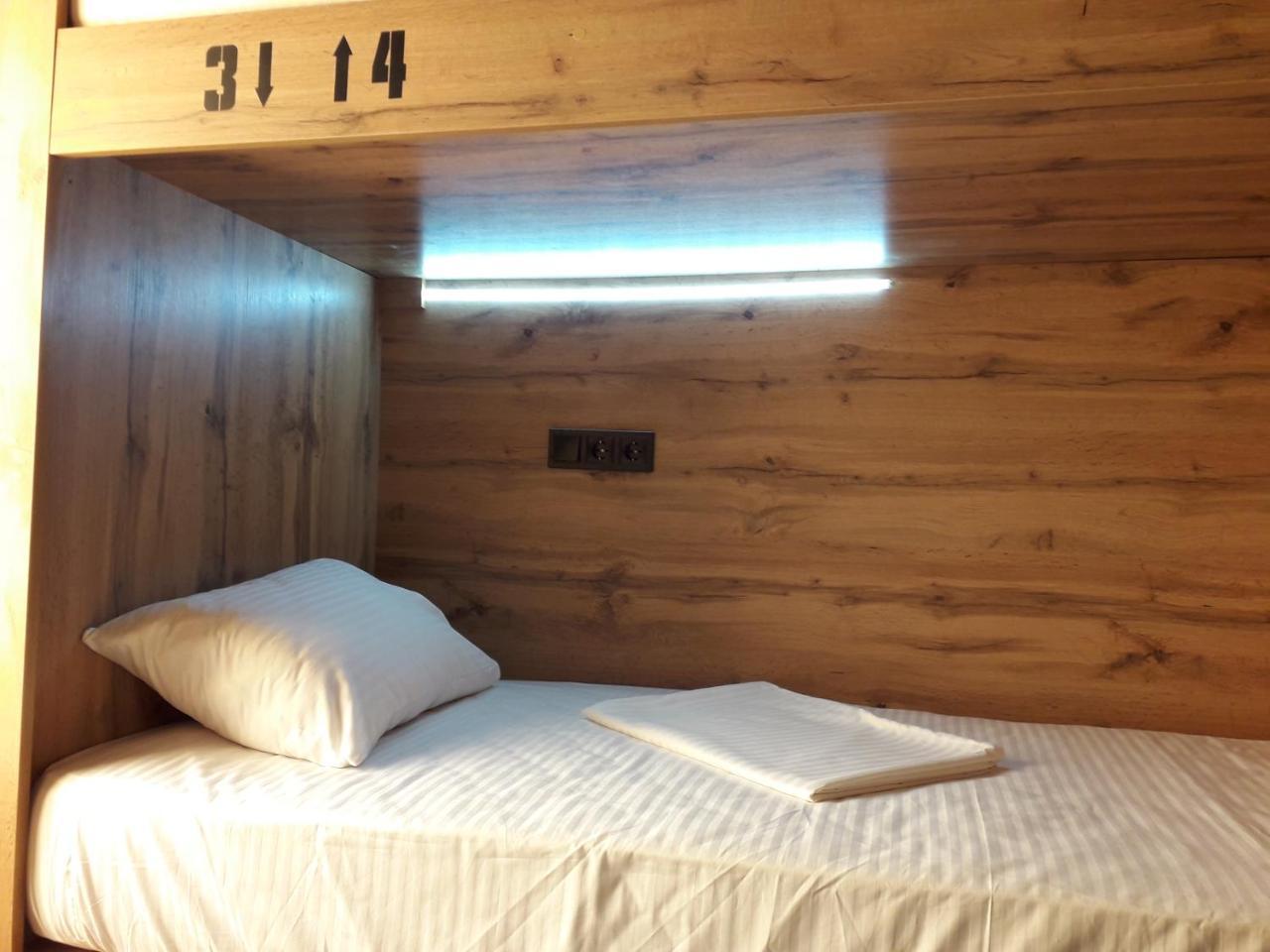 Full House Capsule Hostel Rivne Eksteriør billede A capsule hotel in Tokyo