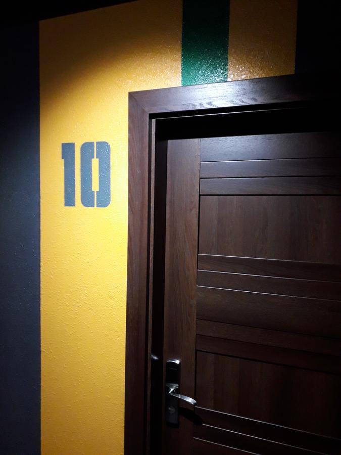 Full House Capsule Hostel Rivne Eksteriør billede A room at the hotel