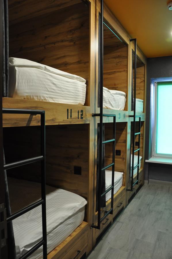 Full House Capsule Hostel Rivne Eksteriør billede A bunk bed