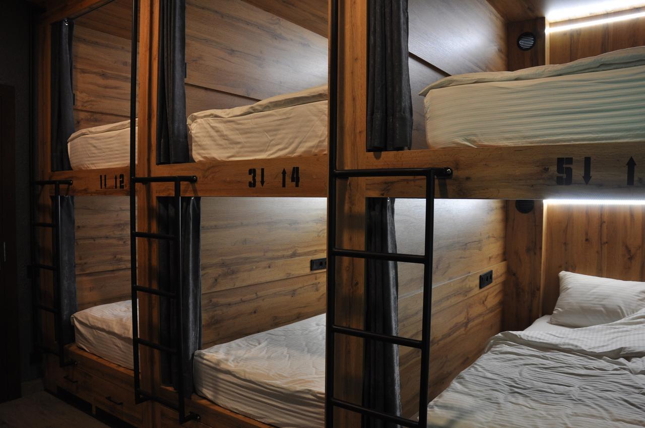 Full House Capsule Hostel Rivne Eksteriør billede Beds in a capsule hotel