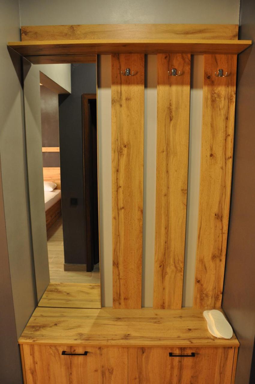 Full House Capsule Hostel Rivne Eksteriør billede A room divider