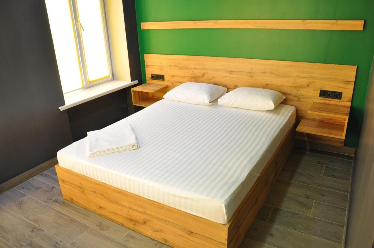 Full House Capsule Hostel Rivne Eksteriør billede A bed
