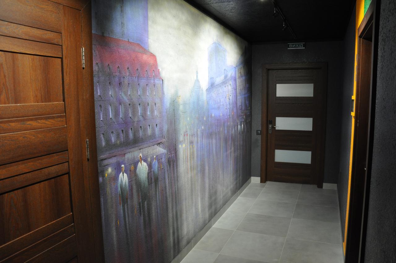 Full House Capsule Hostel Rivne Eksteriør billede A wall mural in a hotel