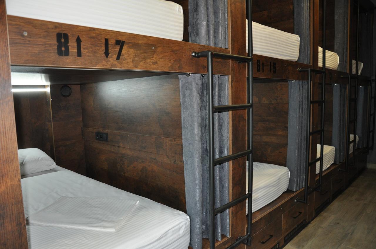 Full House Capsule Hostel Rivne Eksteriør billede Bunk beds in a hostel