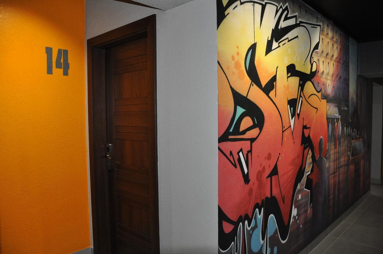 Full House Capsule Hostel Rivne Eksteriør billede A graffiti-covered wall in a hotel in Warsaw, Poland