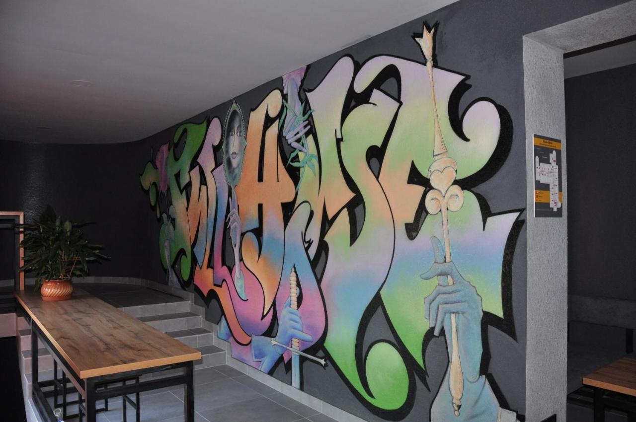 Full House Capsule Hostel Rivne Eksteriør billede A piece by Aroe