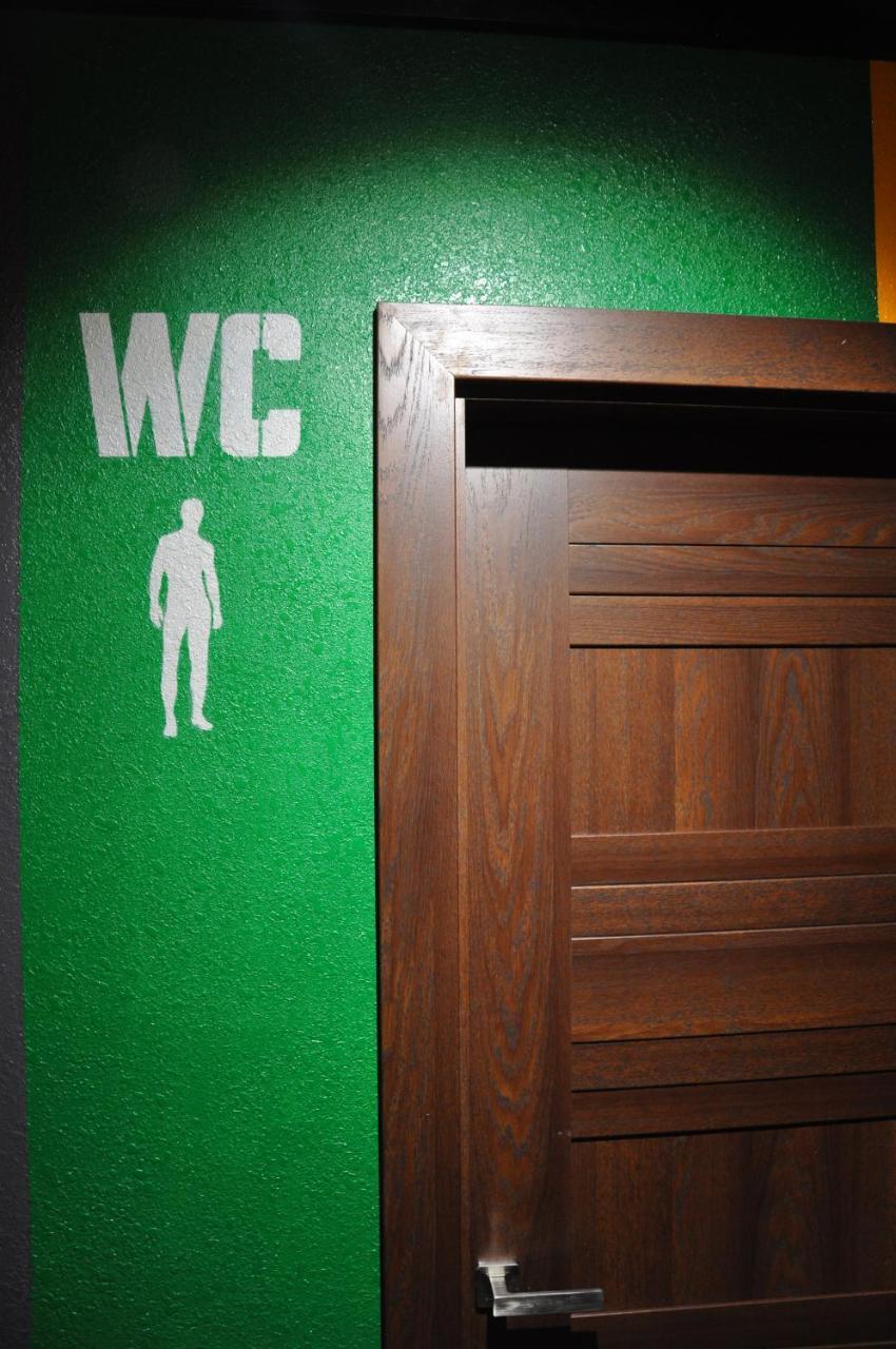 Full House Capsule Hostel Rivne Eksteriør billede A sign for a men's toilet