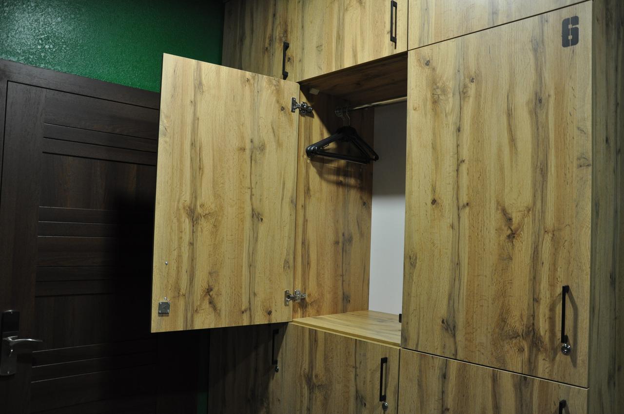Full House Capsule Hostel Rivne Eksteriør billede A wooden locker