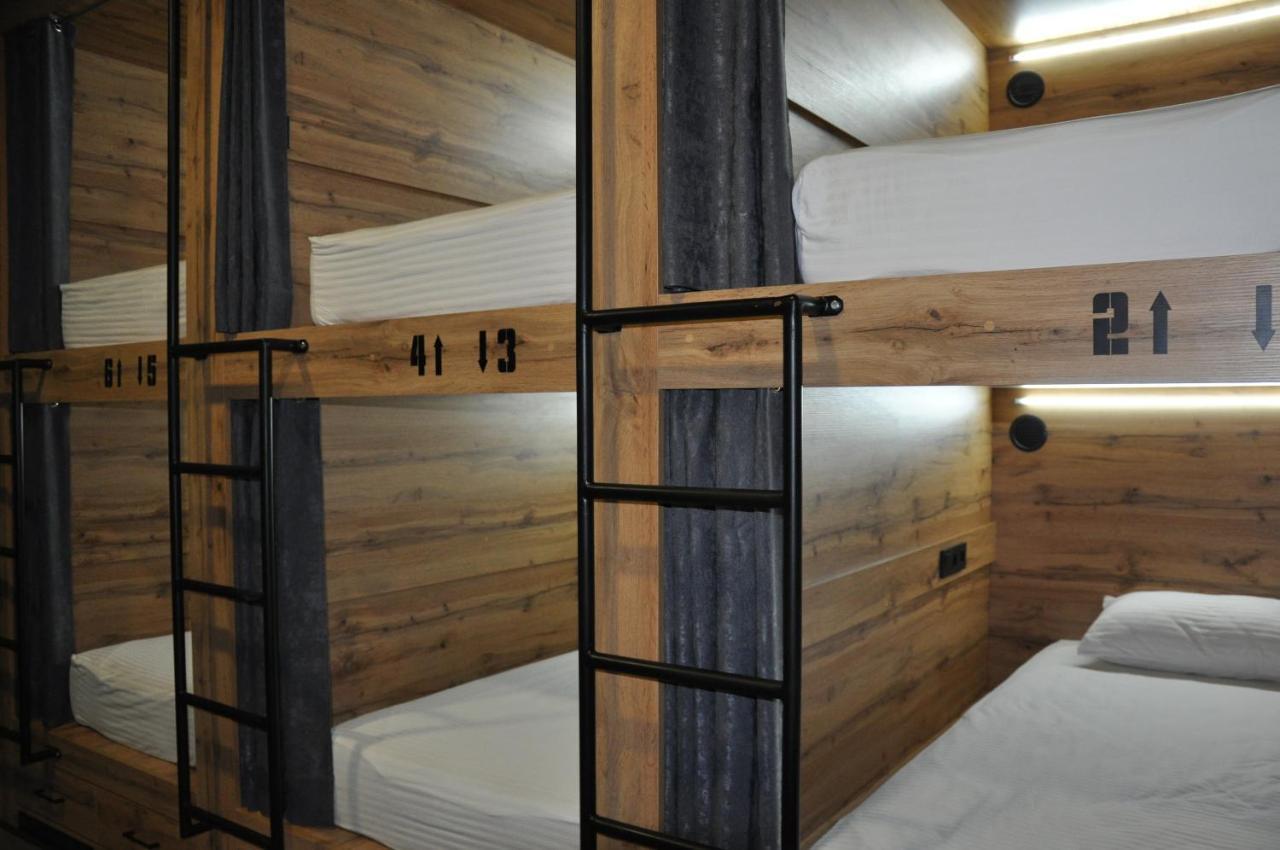 Full House Capsule Hostel Rivne Eksteriør billede Hostel beds