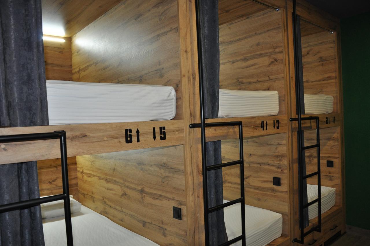 Full House Capsule Hostel Rivne Eksteriør billede Bunk beds in a hostel