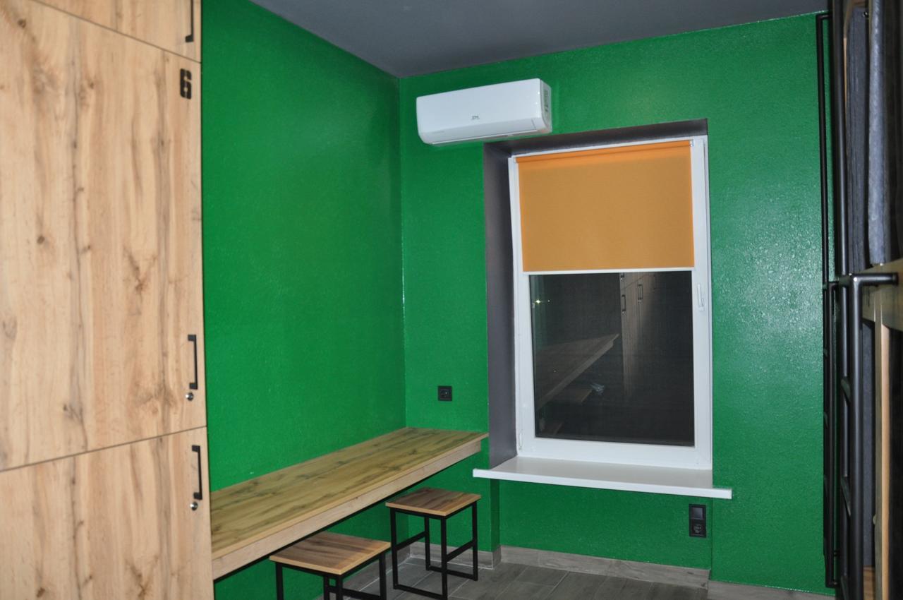Full House Capsule Hostel Rivne Eksteriør billede A window with a window screen