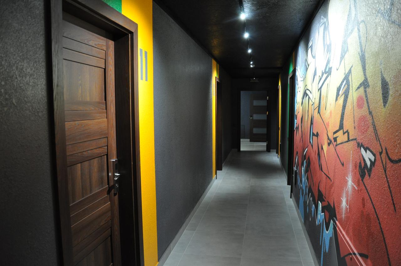 Full House Capsule Hostel Rivne Eksteriør billede Corridor of the hotel