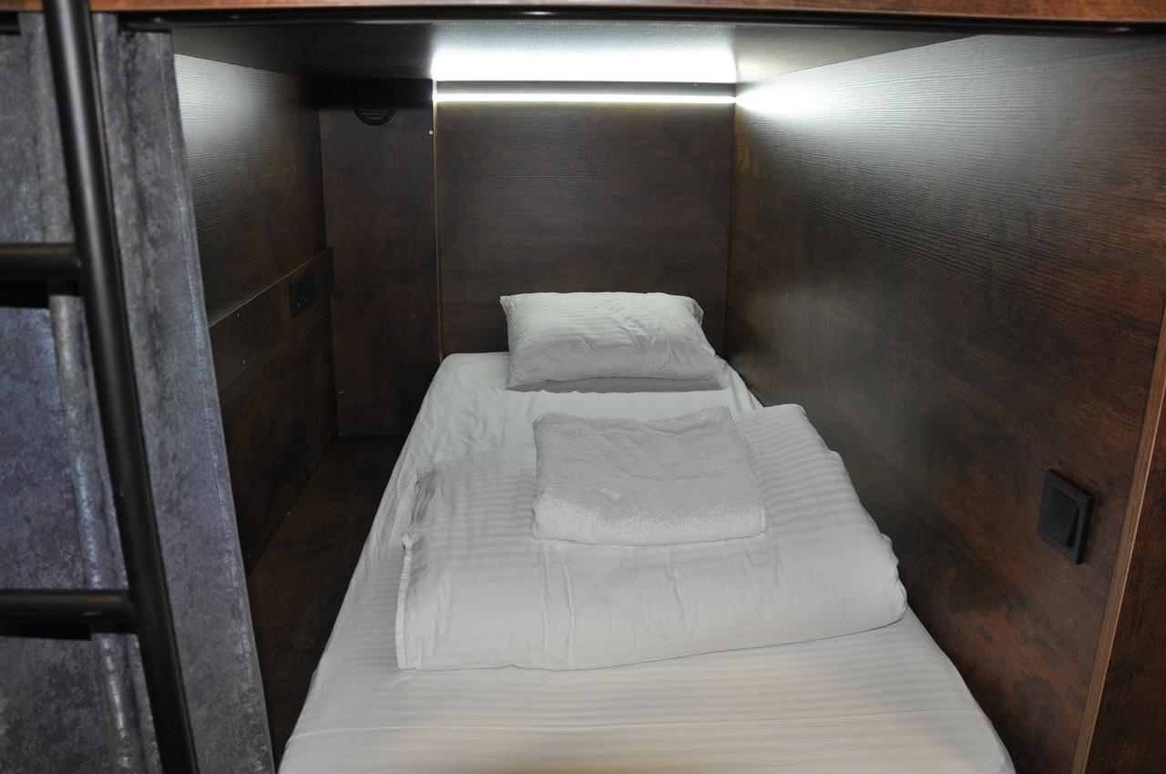Full House Capsule Hostel Rivne Eksteriør billede A capsule hotel room