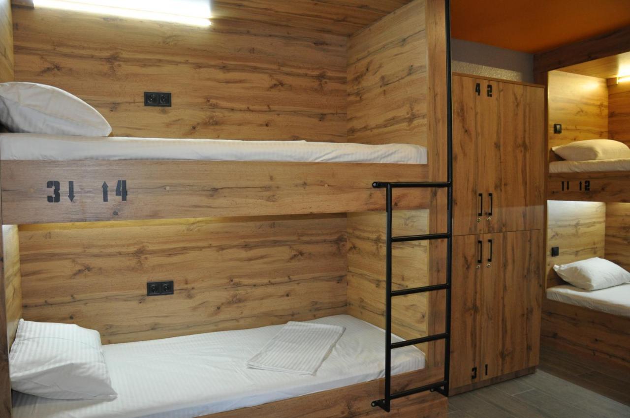Full House Capsule Hostel Rivne Eksteriør billede A typical bunk bed