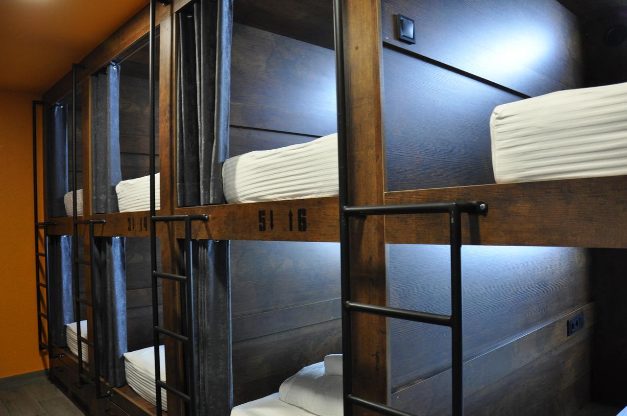 Full House Capsule Hostel Rivne Eksteriør billede A capsule hotel in Tokyo