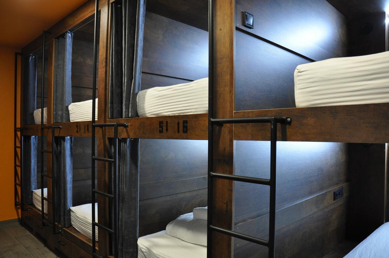Full House Capsule Hostel Rivne Eksteriør billede A capsule hotel in Tokyo
