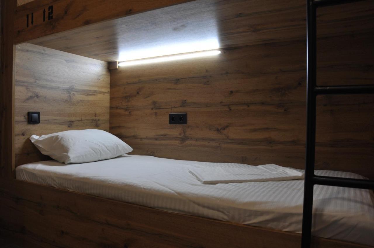 Full House Capsule Hostel Rivne Eksteriør billede A bed in a hostel