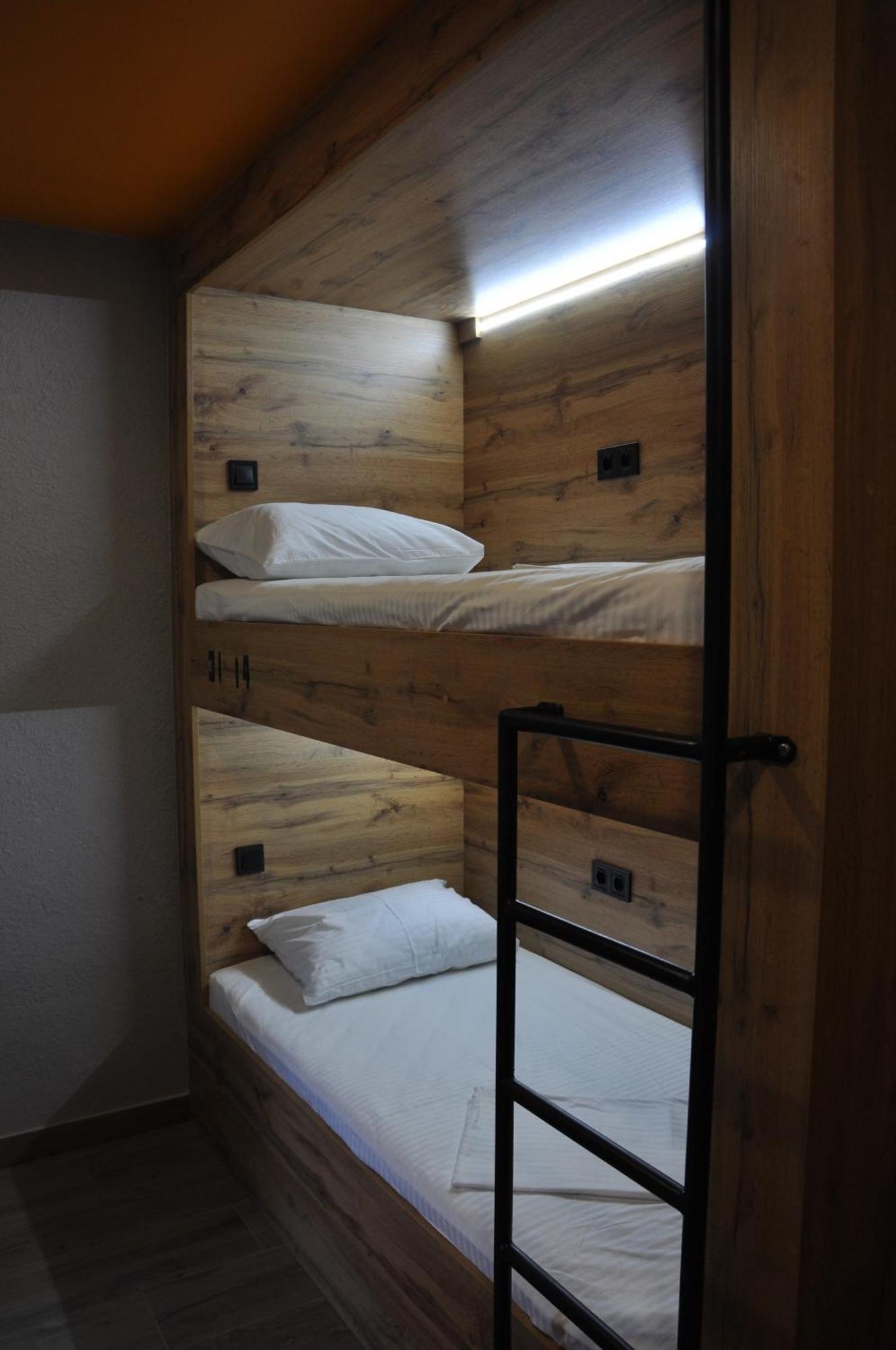 Full House Capsule Hostel Rivne Eksteriør billede Hostel beds