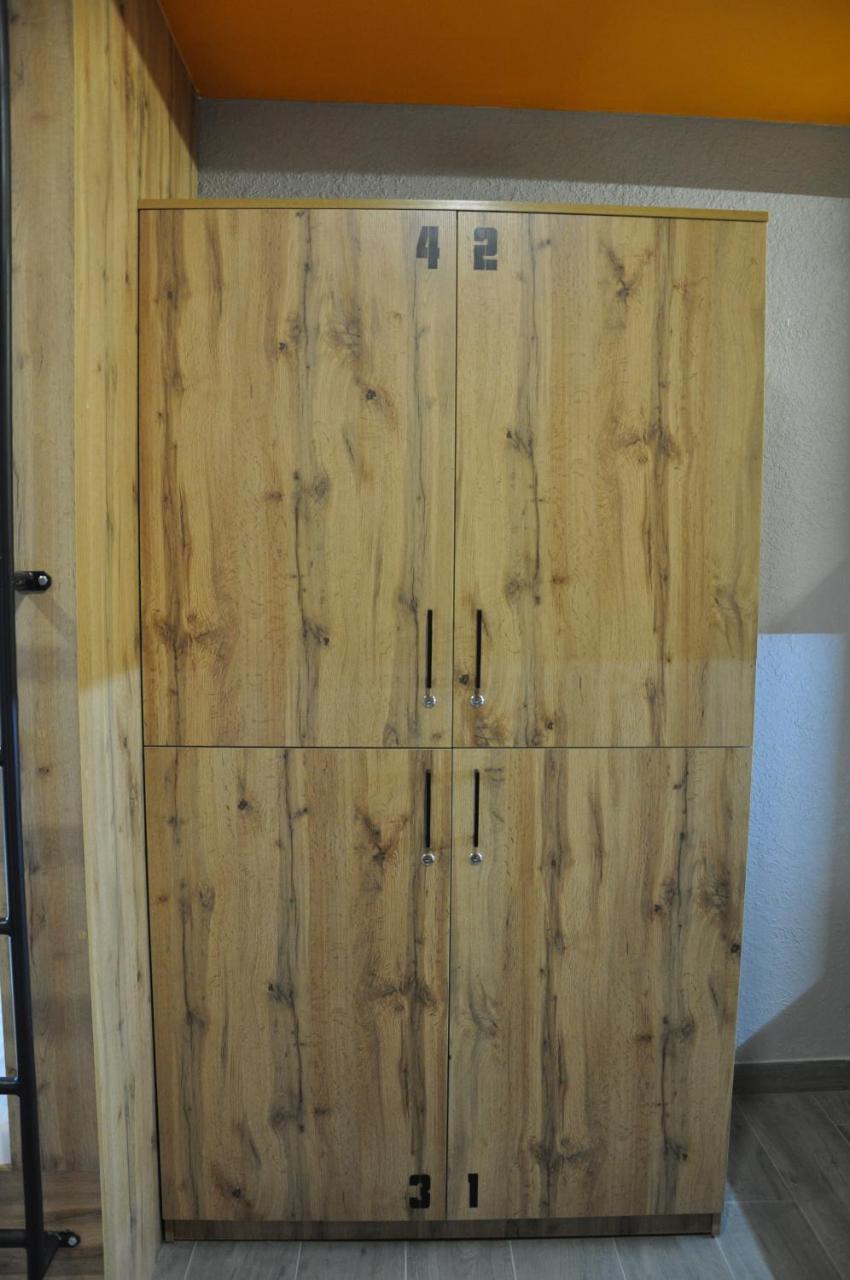 Full House Capsule Hostel Rivne Eksteriør billede A wooden armoire