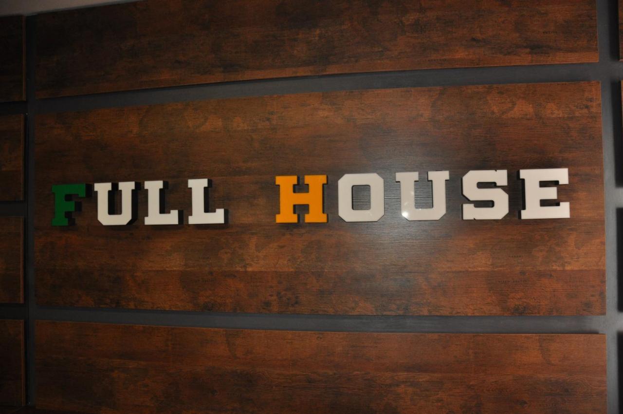 Full House Capsule Hostel Rivne Eksteriør billede Full House logo