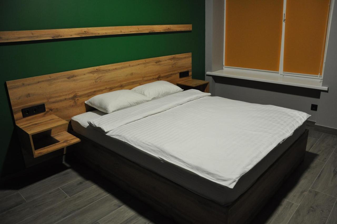 Full House Capsule Hostel Rivne Eksteriør billede A bed
