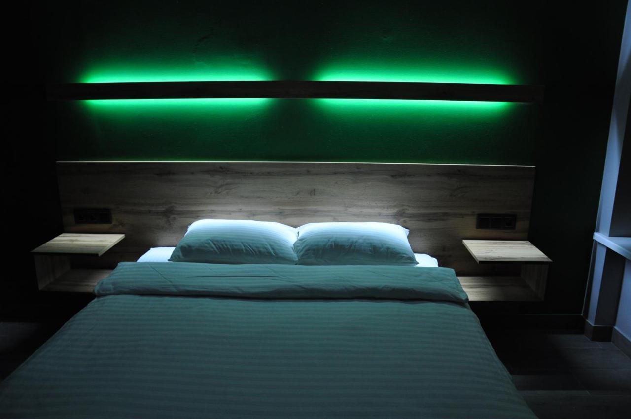 Full House Capsule Hostel Rivne Eksteriør billede A room at the hotel