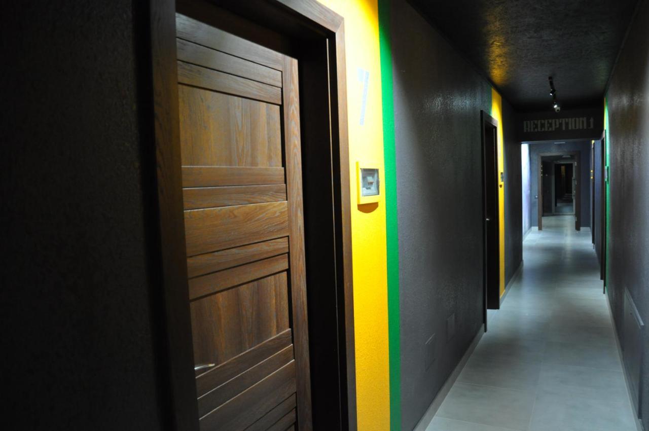 Full House Capsule Hostel Rivne Eksteriør billede Corridor